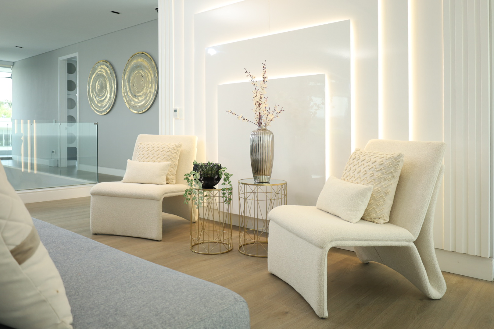 Imagen de diseño de interiores y decoración de sala de estar en Malabar Lakes